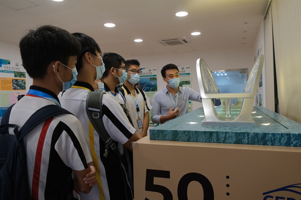 土木工程拓展署聯同仁濟醫院及九龍樂善堂於2021年7月及至8月舉辦了「CEDD暑期遊學團2021」，讓來自6間中學約40名師生到本署不同設施及工地考察體驗，包括將軍澳第137區填料庫、工務中央試驗所、興建中的將軍澳跨灣連接路及塱原自然生態公園，從而了解我們的職能及工作。